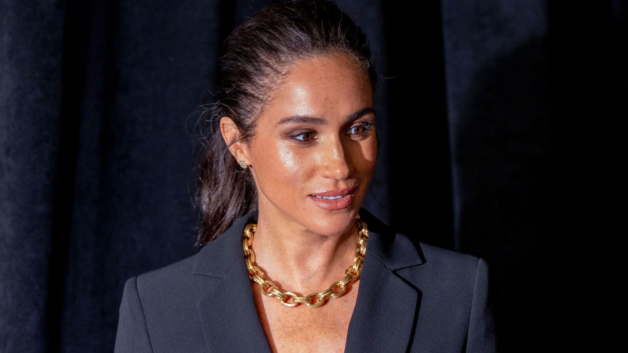 Meghan, Herzogin von Sussex, im Blazer mit Halskette.