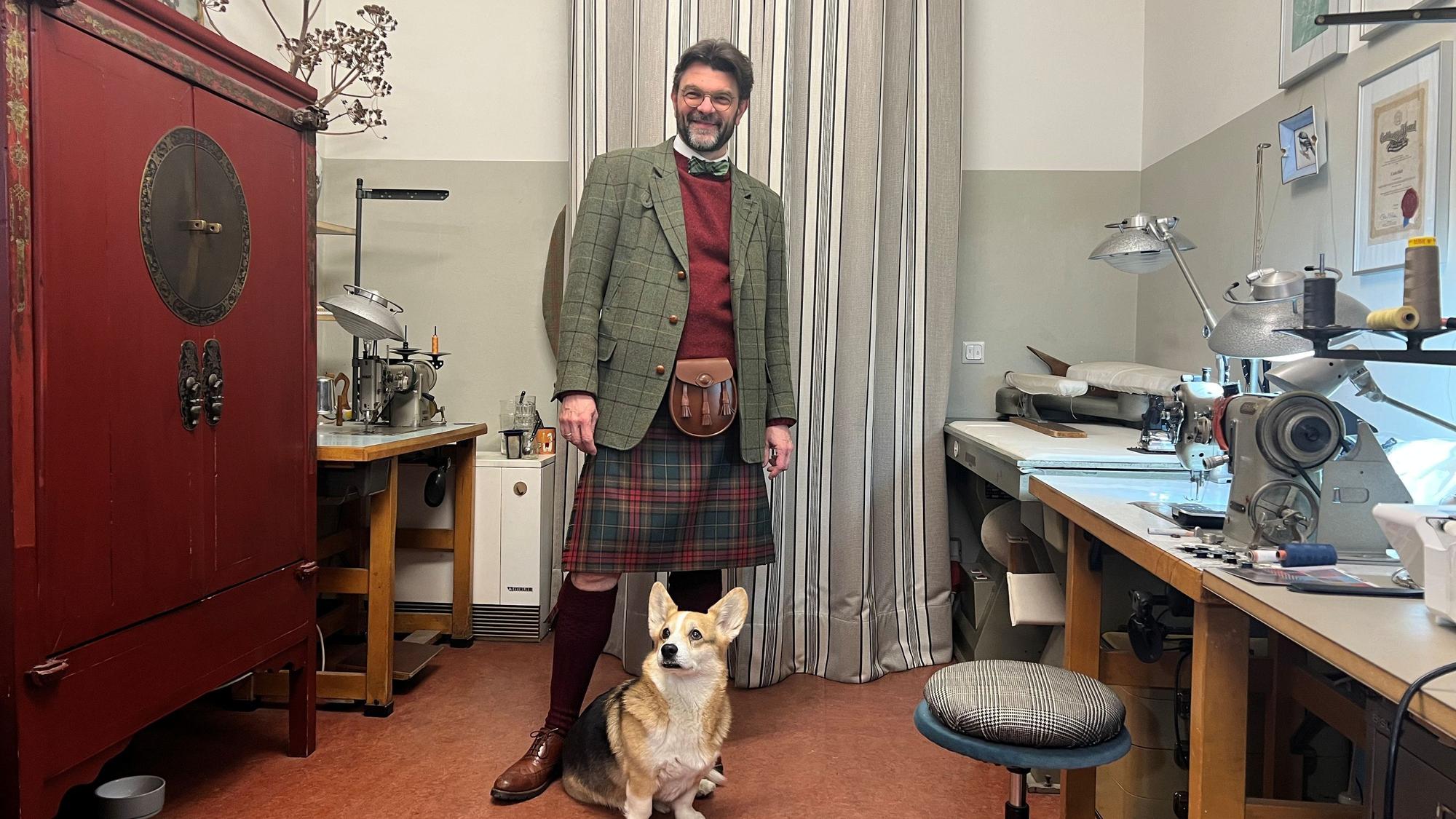 Paul Georg Fickus steht im Atelier von Carlo Jösch und trägt seinen neuen Kilt.
