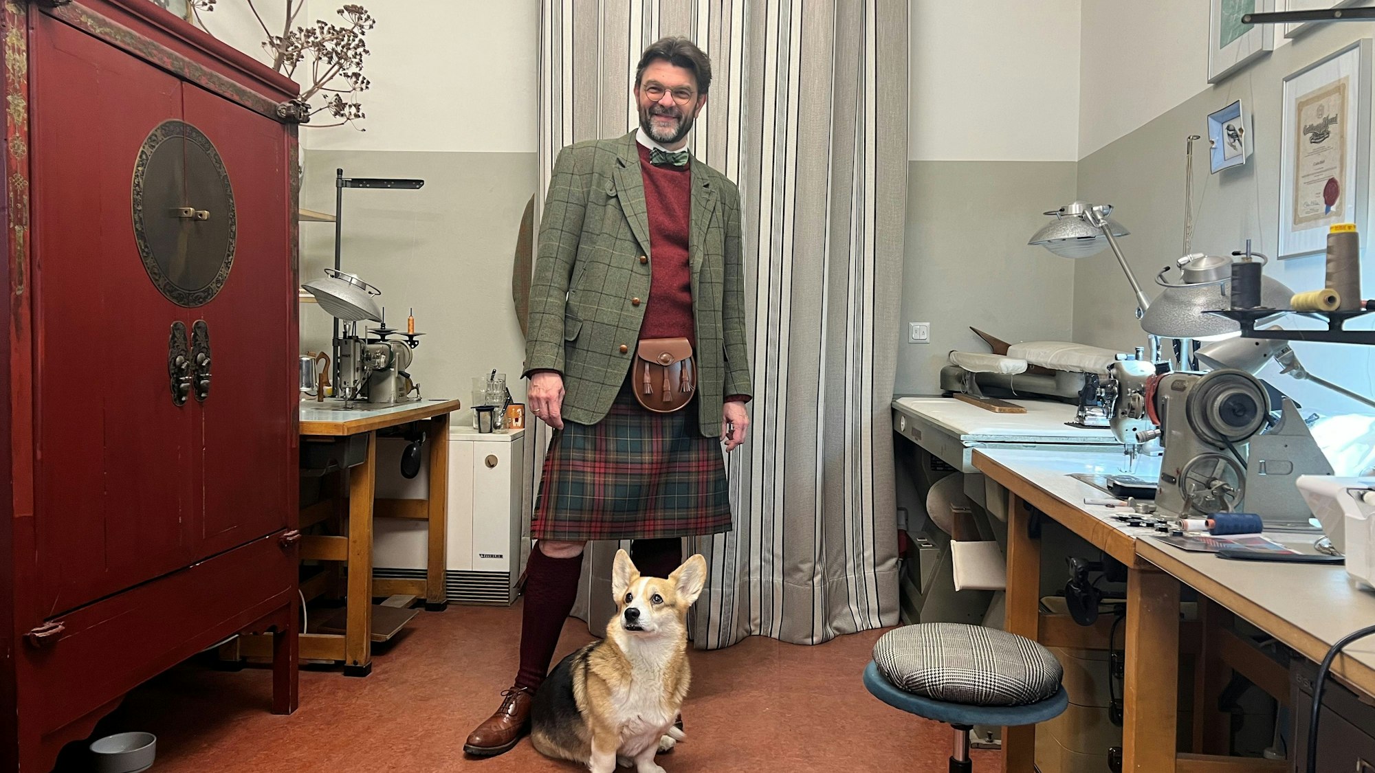 Paul Georg Fickus steht im Atelier von Carlo Jösch und trägt seinen neuen Kilt.