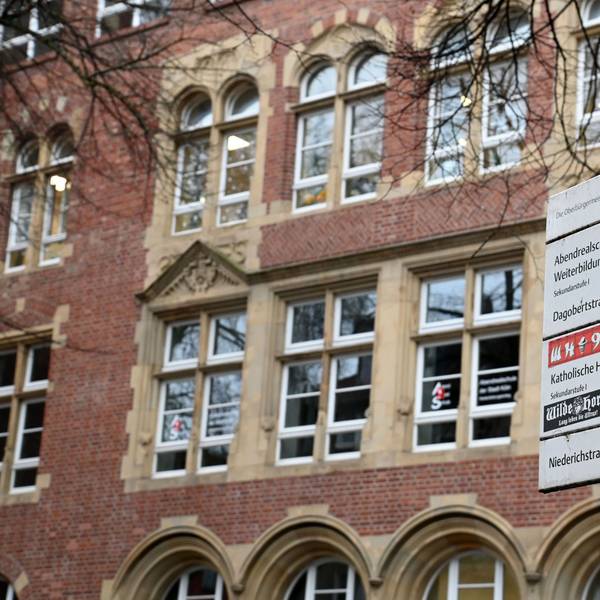Das Gebäude der Katholischen Hauptschule am Rhein in der Niederichstraße. Die Stadtverwaltung wollte die Schule auflösen, um hier in einigen Jahren das neu gegründete Gymnasium Neustadt-Nord unterzubringen.