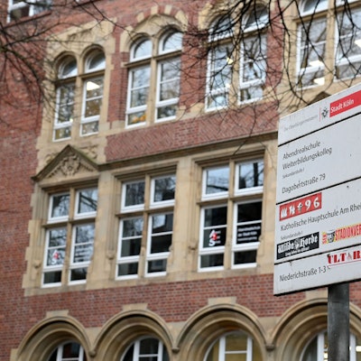 Das Gebäude der Katholischen Hauptschule am Rhein in der Niederichstraße. Die Stadtverwaltung wollte die Schule auflösen, um hier in einigen Jahren das neu gegründete Gymnasium Neustadt-Nord unterzubringen.