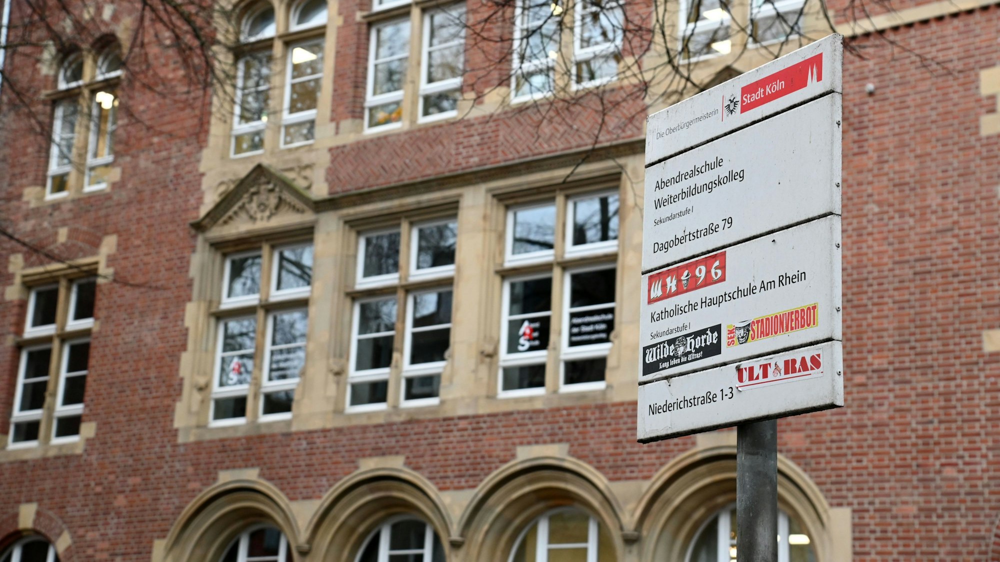 Das Gebäude der Katholischen Hauptschule am Rhein in der Niederichstraße. Die Stadtverwaltung wollte die Schule auflösen, um hier in einigen Jahren das neu gegründete Gymnasium Neustadt-Nord unterzubringen.