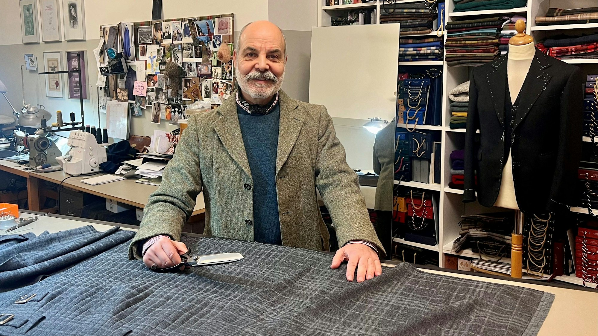 Carlo Jösch steht in seinem Atelier.