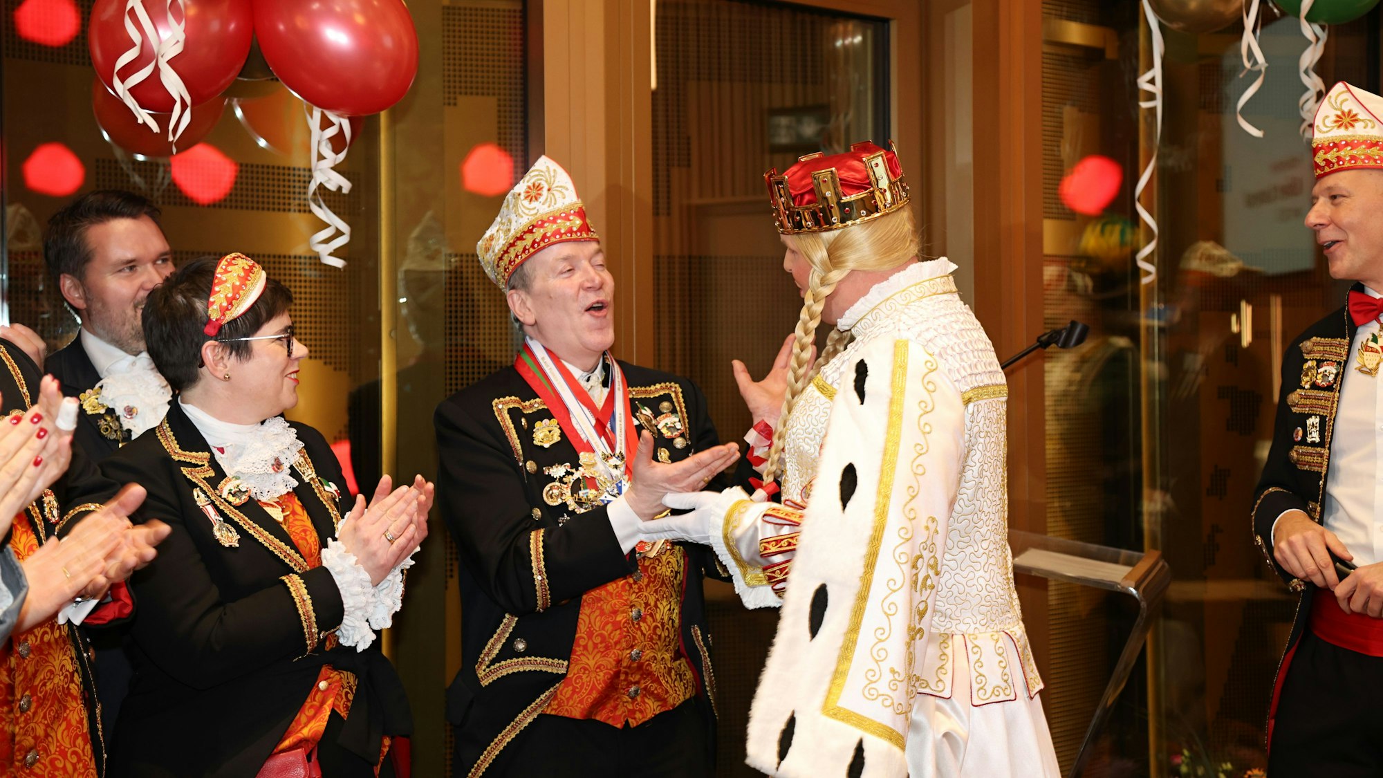 Jungfrau Aenne spricht mit Christoph Kuckelkorn.