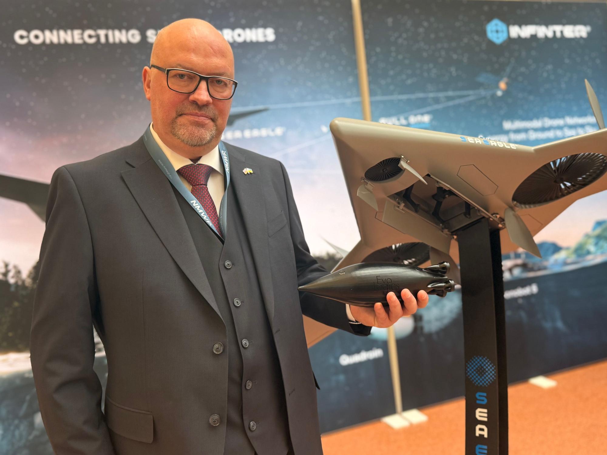 André Komp von Infinteq präsentiert ein Modell des „Sea Eagles“, der einmal zu Verteidigungszwecken zum Einsatz kommen könnte.