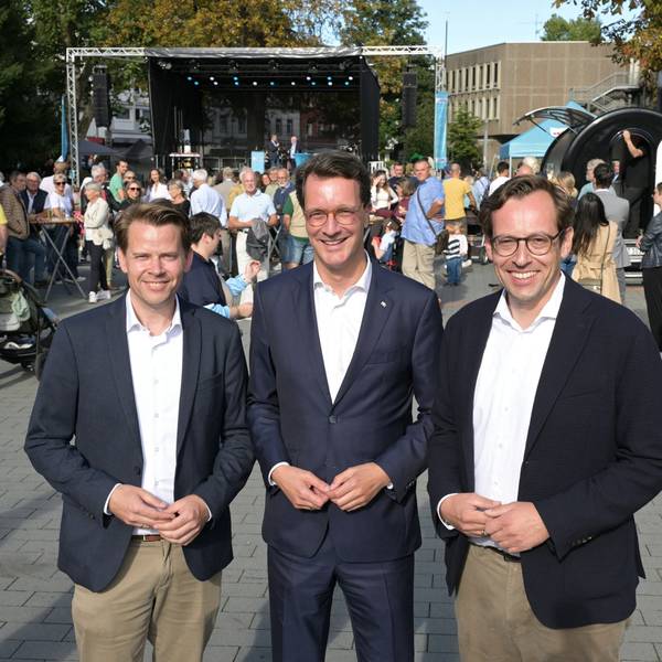 NRW-Ministerpräsident Hendrik Wüst mit den CDU-Kandidaten für das Landrats- und das Bergisch Gladbacher Bürgermeisteramt Arne von Bötticher und Alexander Felsch