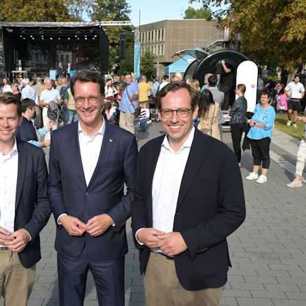 NRW-Ministerpräsident Hendrik Wüst mit den CDU-Kandidaten für das Landrats- und das Bergisch Gladbacher Bürgermeisteramt Arne von Bötticher und Alexander Felsch