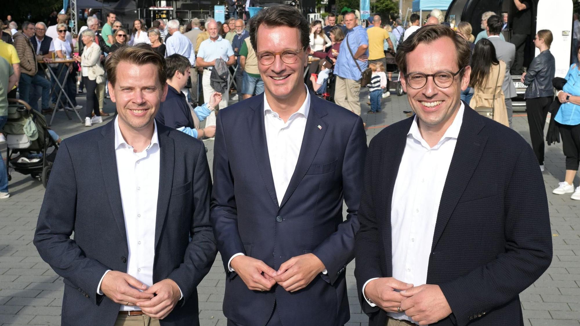 NRW-Ministerpräsident Hendrik Wüst mit den CDU-Kandidaten für das Landrats- und das Bergisch Gladbacher Bürgermeisteramt Arne von Bötticher und Alexander Felsch