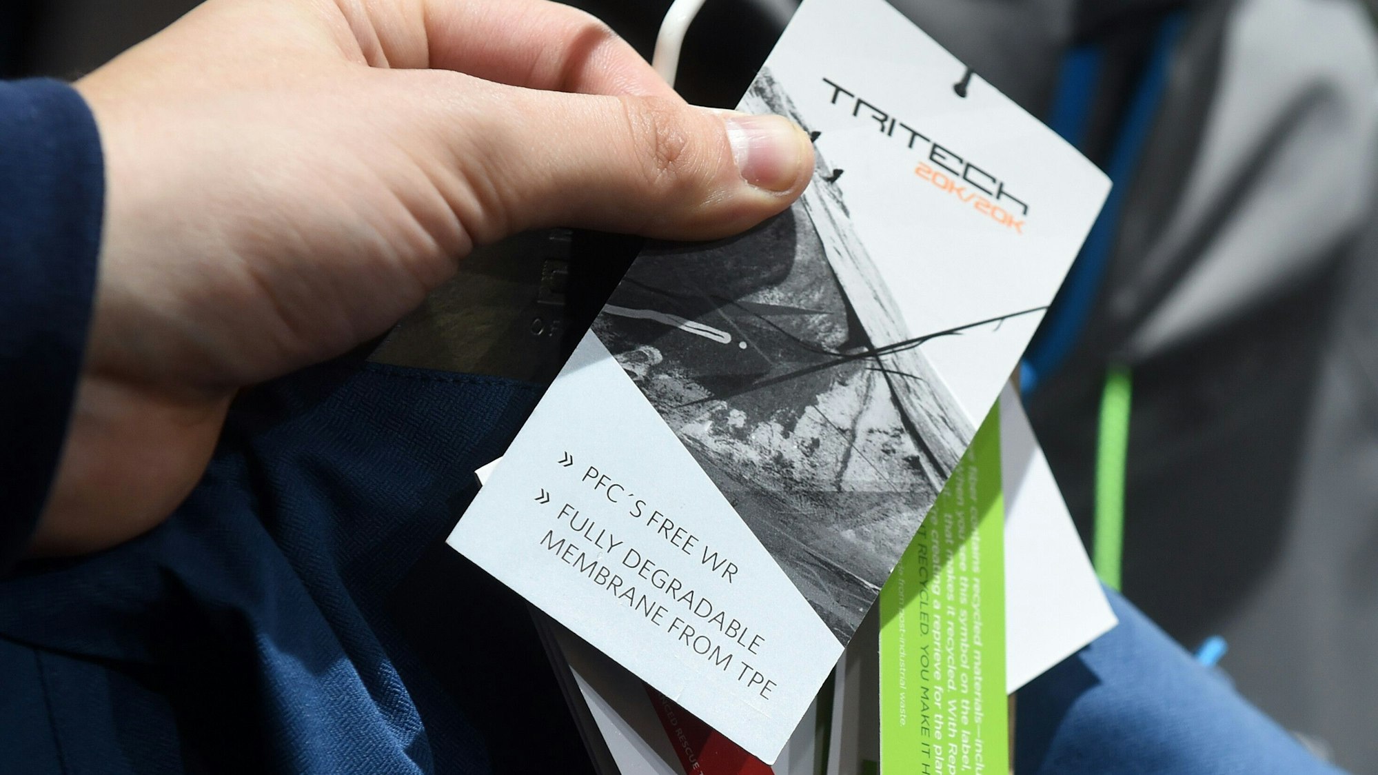 Gut für die Umwelt: auf eine möglichst PFAS-freie Herstellung der Outdoor-Klamotten achten.