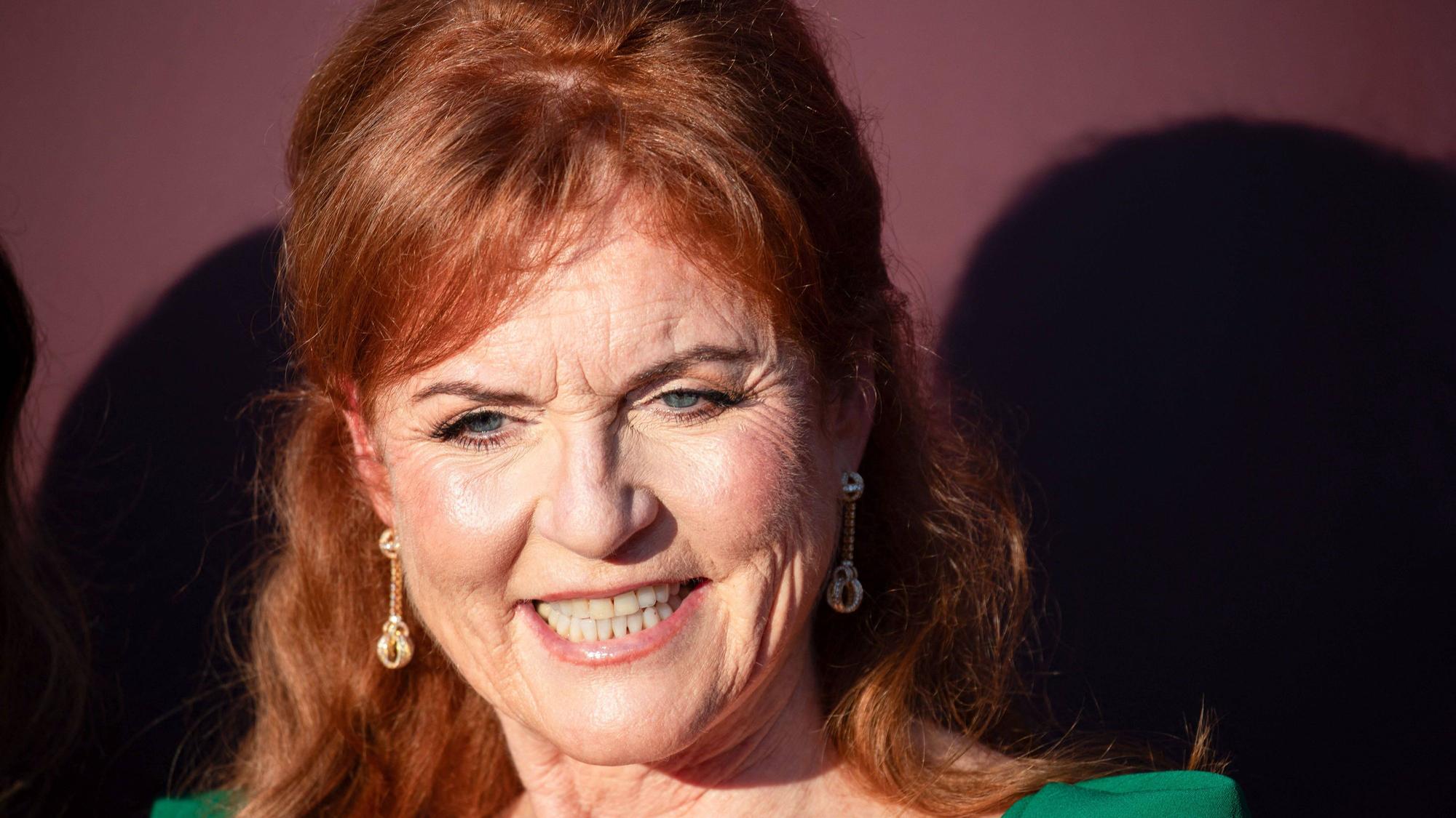 Sarah Ferguson mit rotem Haar lächelt.
