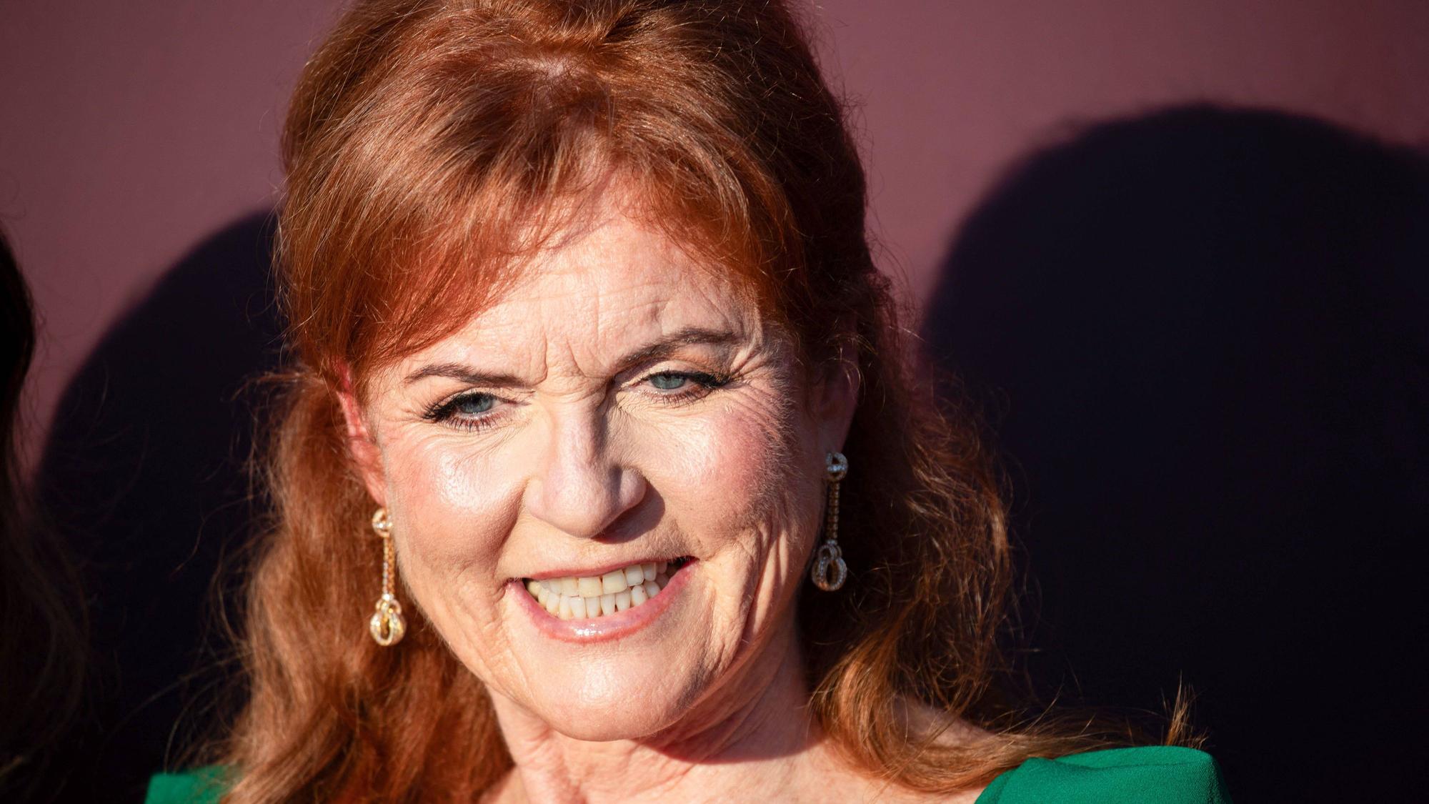 Sarah Ferguson mit rotem Haar lächelt.