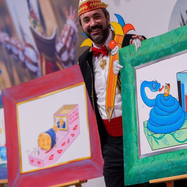 Zugleiter Marc Michelske präsentiert Skizzen für die geplanten Motivwagen zum Rosenmontagszug.