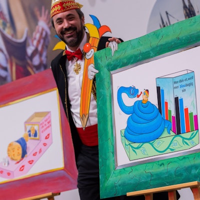 Zugleiter Marc Michelske präsentiert Skizzen für die geplanten Motivwagen zum Rosenmontagszug.