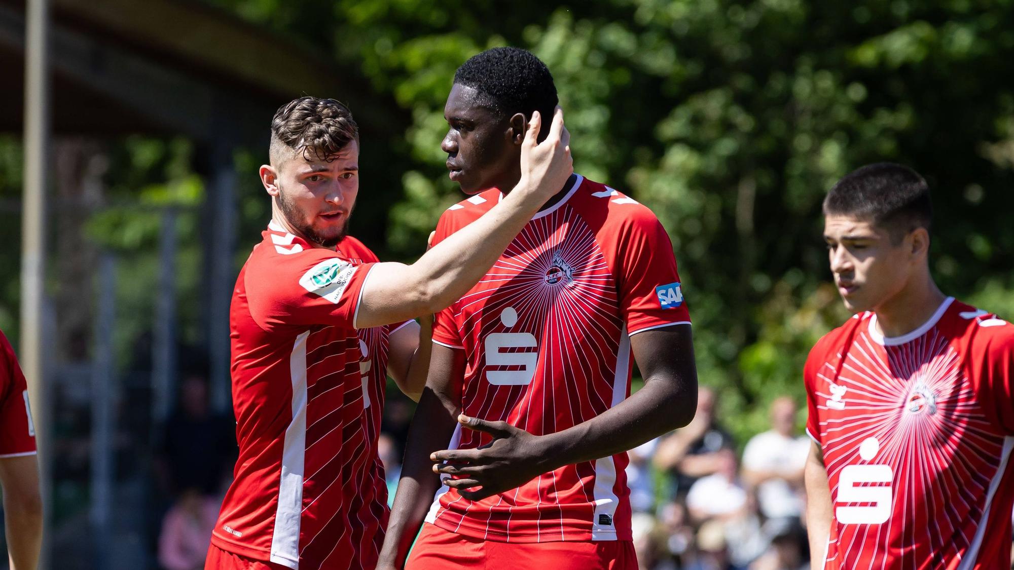 DFB U19 Nachwuchsliga Halbfinale: SV Werder Bremen vs. 1. FC Köln U19, Weserstadion Platz 11 Luis Magnus Stapelmann nr.04, 1. FC Köln U19 und Assad Kotya-Fofana nr.05, 1. FC Köln U19 nach gelungener Abwehraktion DFB U19 Nachwuchsliga Halbfinale: SV Werder Bremen vs. 1. FC Köln U19, Weserstadion Platz 11 am 11.05.25 *** DFB U19 Junior League semi-final SV Werder Bremen vs 1 FC Köln U19, Weserstadion Platz 11 Luis Magnus Stapelmann nr 04, 1 FC Köln U19 and Assad Kotya Fofana nr 05, 1 FC Köln U19 after a successful defensive action DFB U19 Junior League semi-final SV Werder Bremen vs 1 FC Köln U19, Weserstadion Platz 11 on 11 05 25 Copyright: xBEAUTIFULxSPORTS/MarioxM.xKobergx