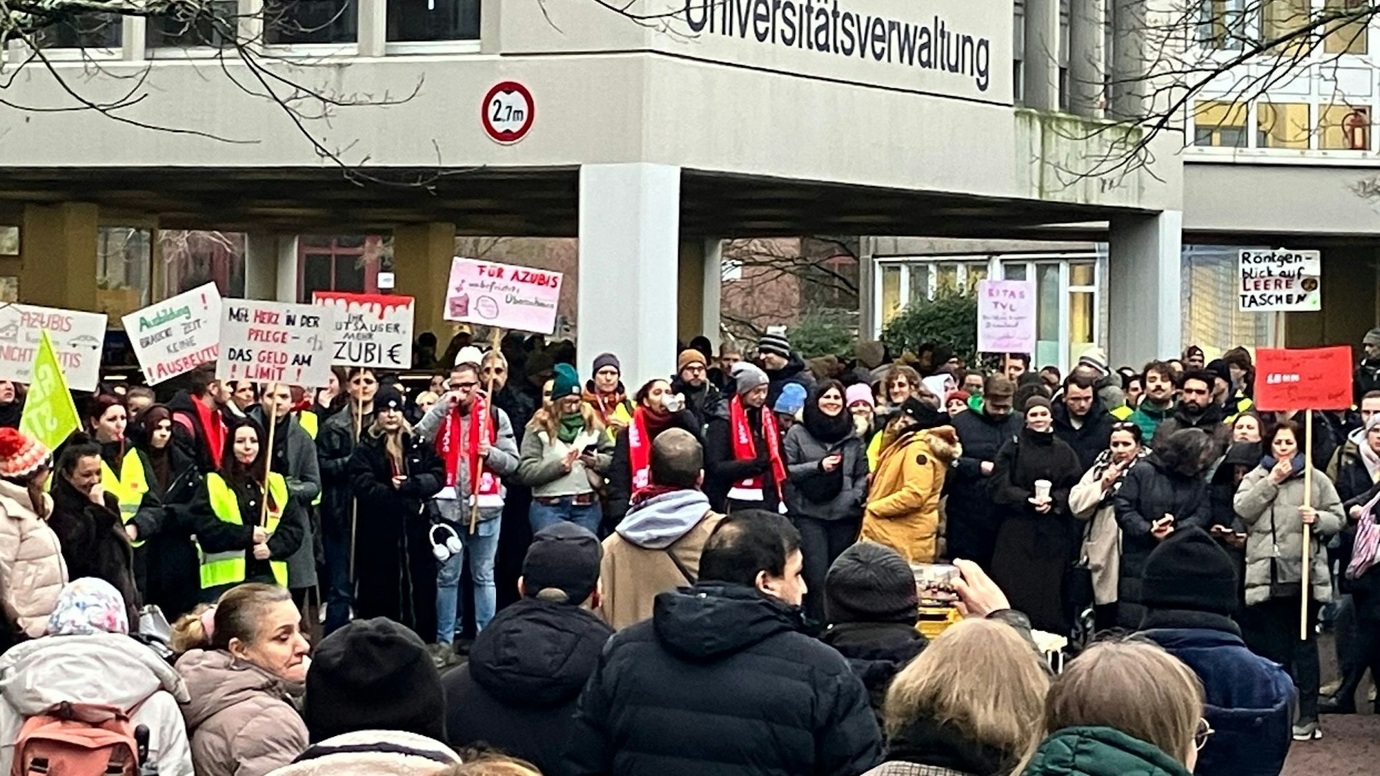 Teilnehmer einer Kundgebung haben sich vor dem Rektorat der Heinrich-Heine-Universität in Düsseldorf versammelt. Verdi NRW ruft für Mittwoch zu neuen Warnstreiks auf. (Archivbild)