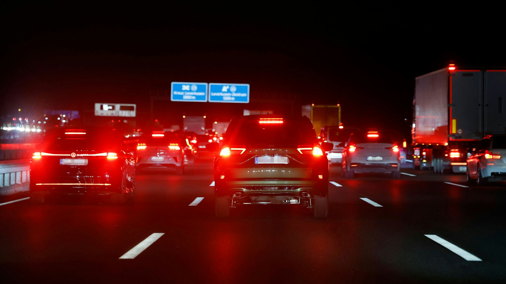 Stau am Autobahnkreuz Leverkusen auf der Autobahn A3 in Fahrtrichtung Oberhausen (Symbolfoto).