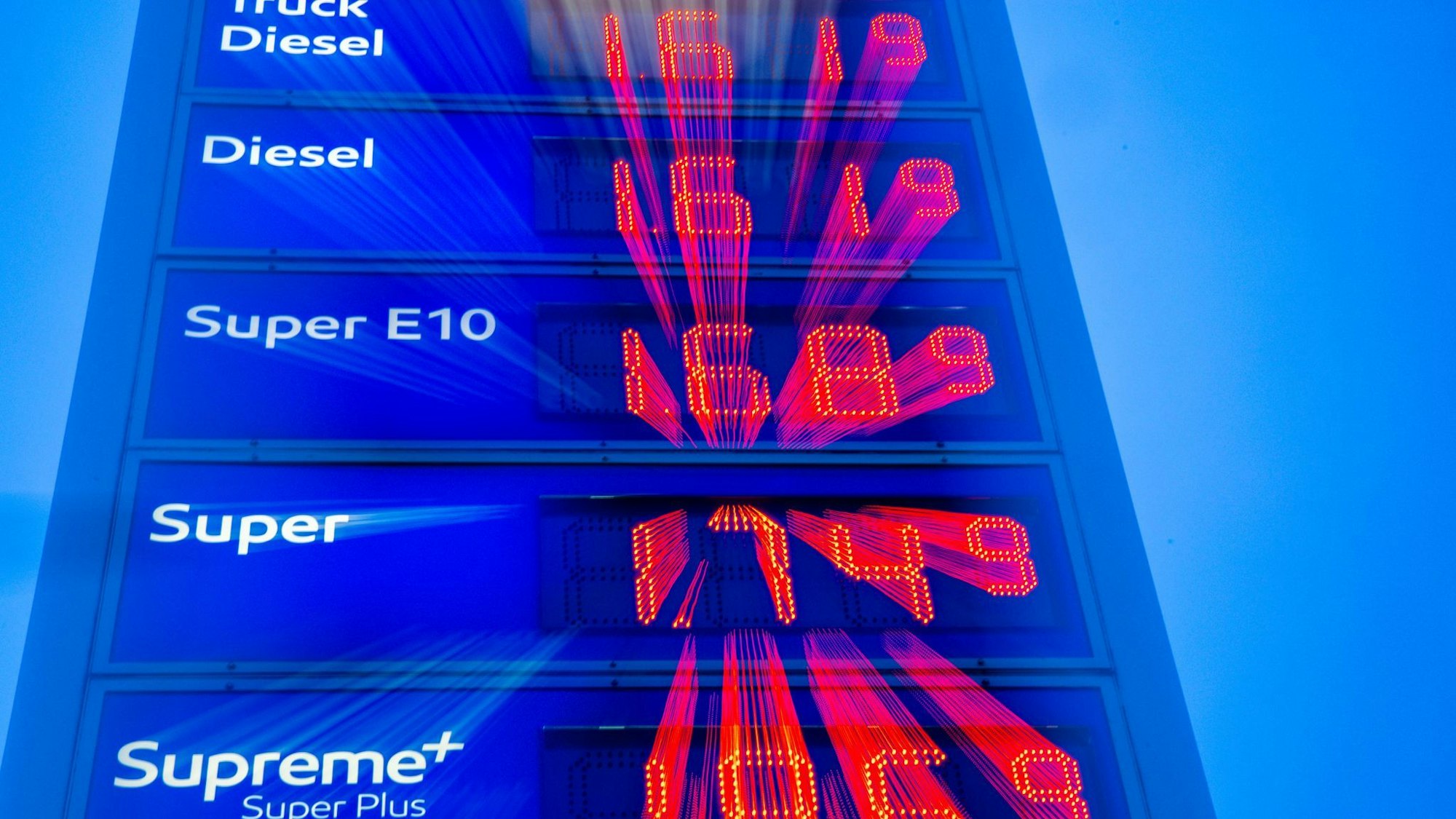 Die Anzeigetafel für Preise an einer Tankstelle. (Archivbild)