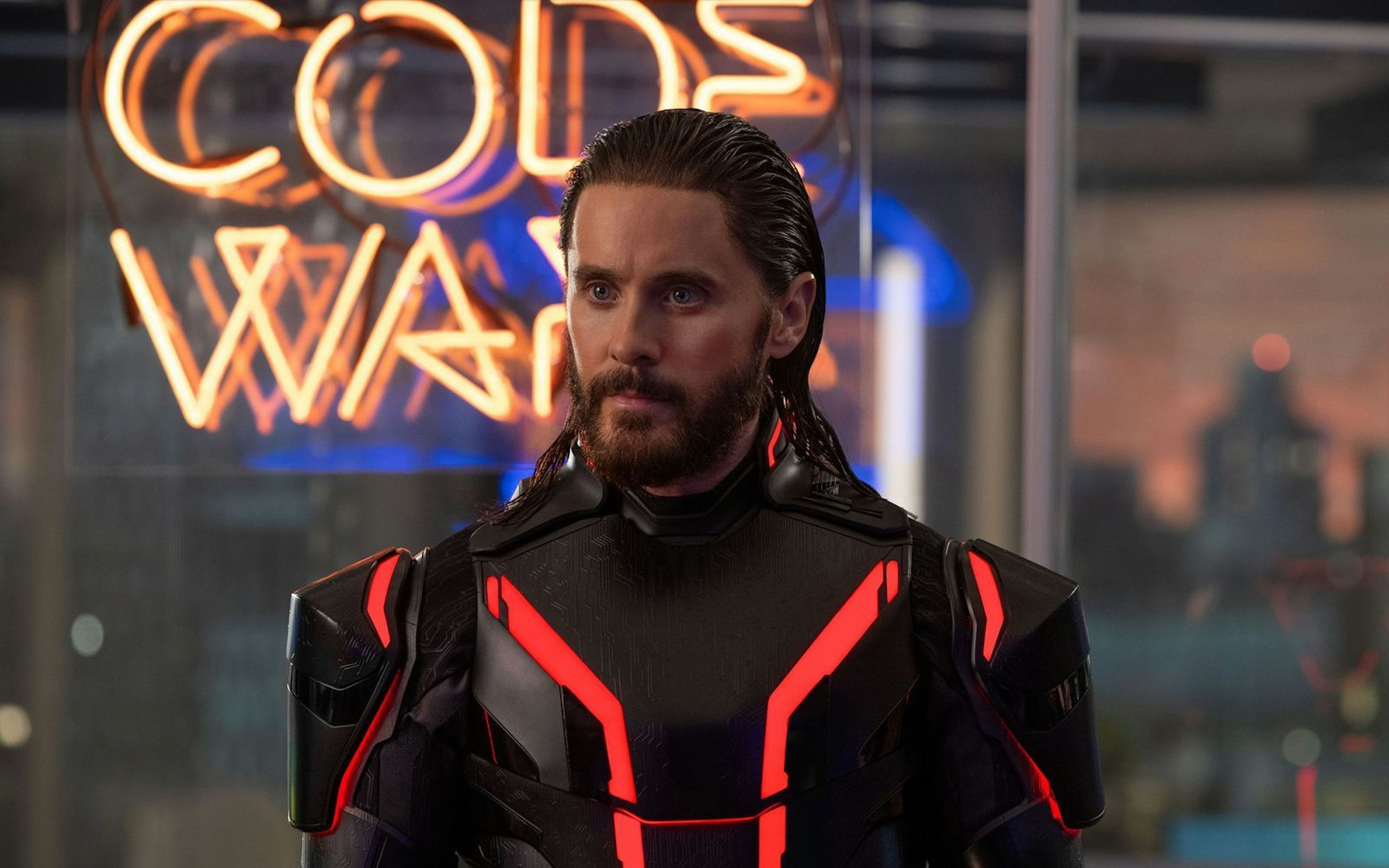 Jared Leto verkörpert in „Tron: Ares“ einen scheinbar unbesiegbaren KI-Soldaten. (Bild: Leonine/2026 Disney/Leah Gallo)
