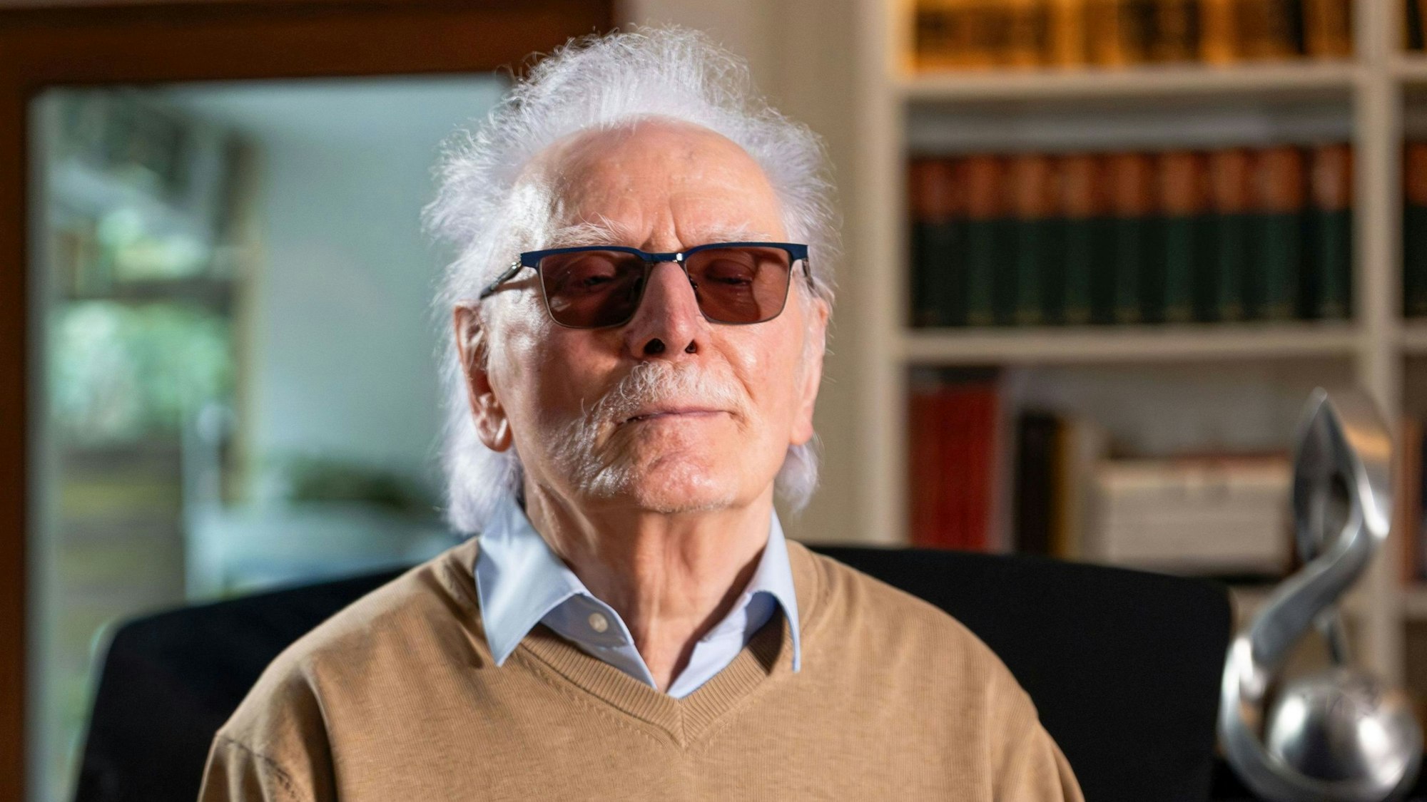 Ein Mann mit einer Brille lächelt in die Kamera.