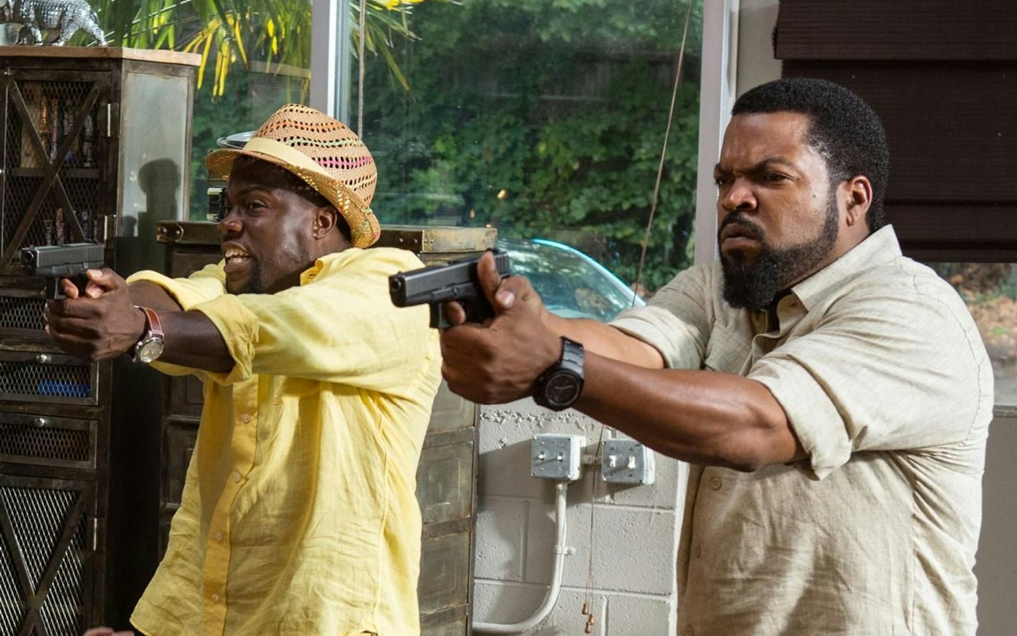 Ben (Kevin Hart, links) muss von seinem erfahrenen Kollegen James (Ice Cube) erst noch lernen, wie man sich in brenzligen Situationen cool verhält. (Bild: 2016 Universal Pictures. All Rights Reserved. / Quantrell Colbert)