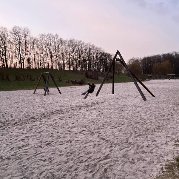 Viel leerer Raum ist auf dem Spielplatz auf Gut Leidenhausen, seit zwischen der Seilrutsche und den Schaukeln der große Kletterturm mit Rutsche abgebaut wurde.