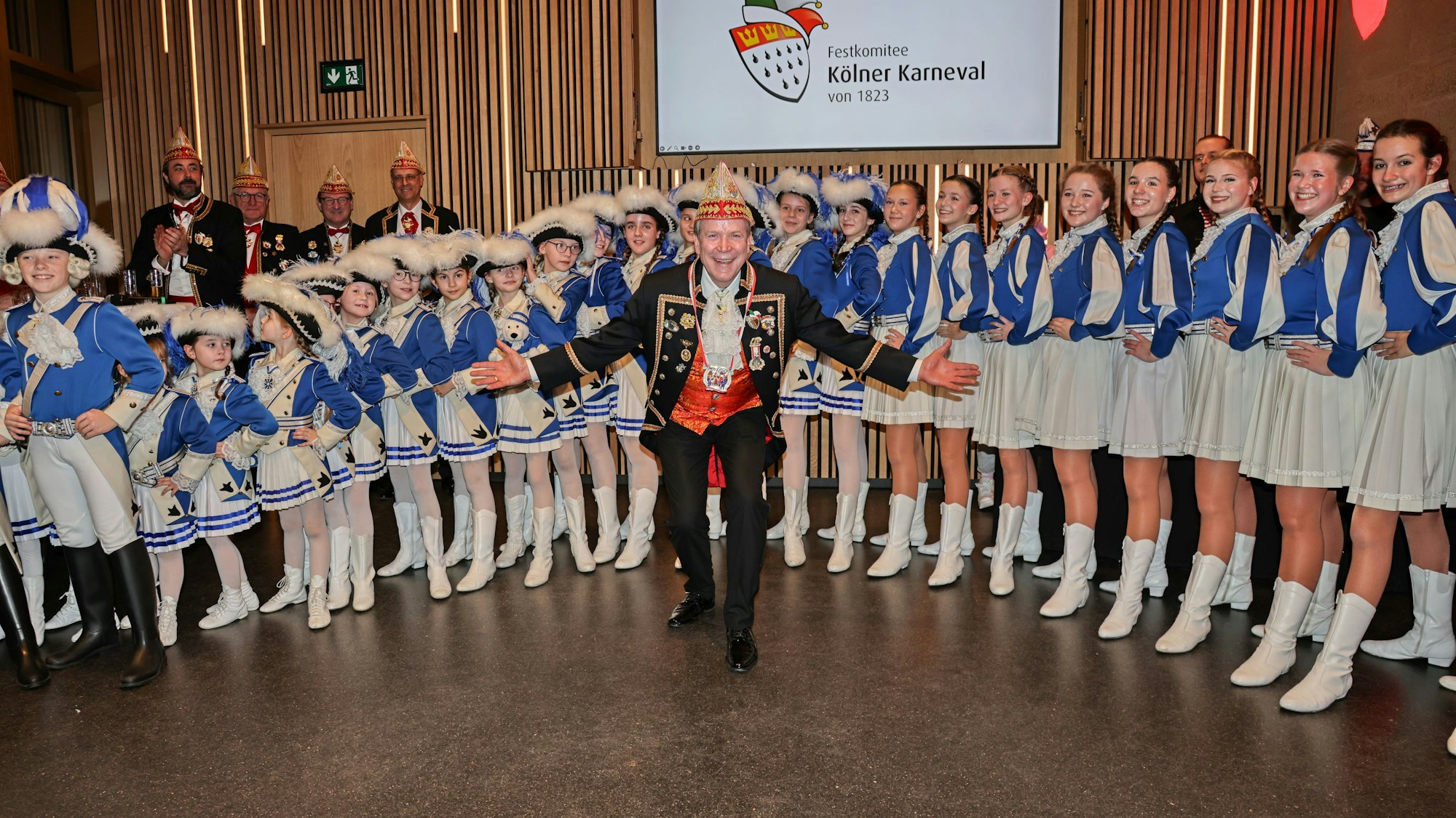 Christoph Kuckelkorn vor der Kinder- und Jugendtanzgruppe der Blauen Funken.