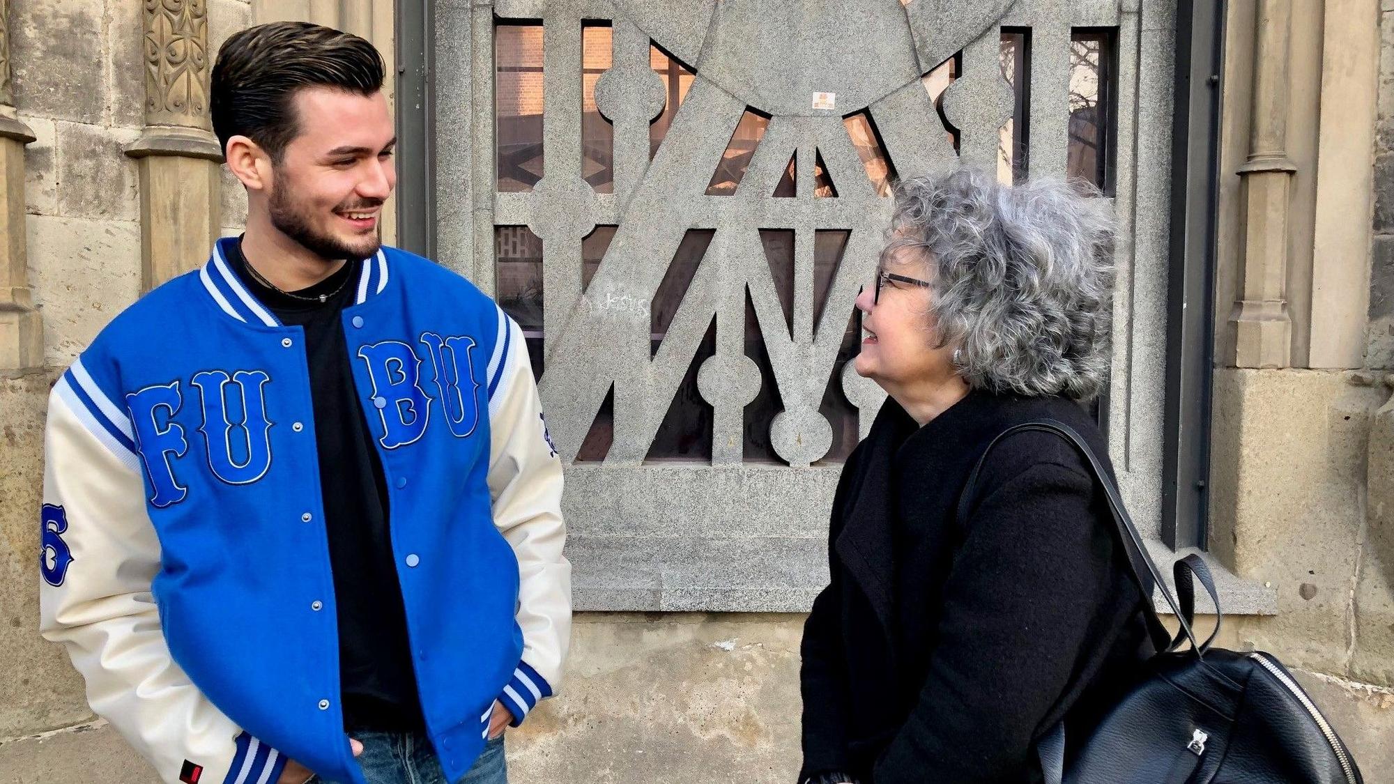 Hanna Dirk und Milat stehen sich gegenüber.