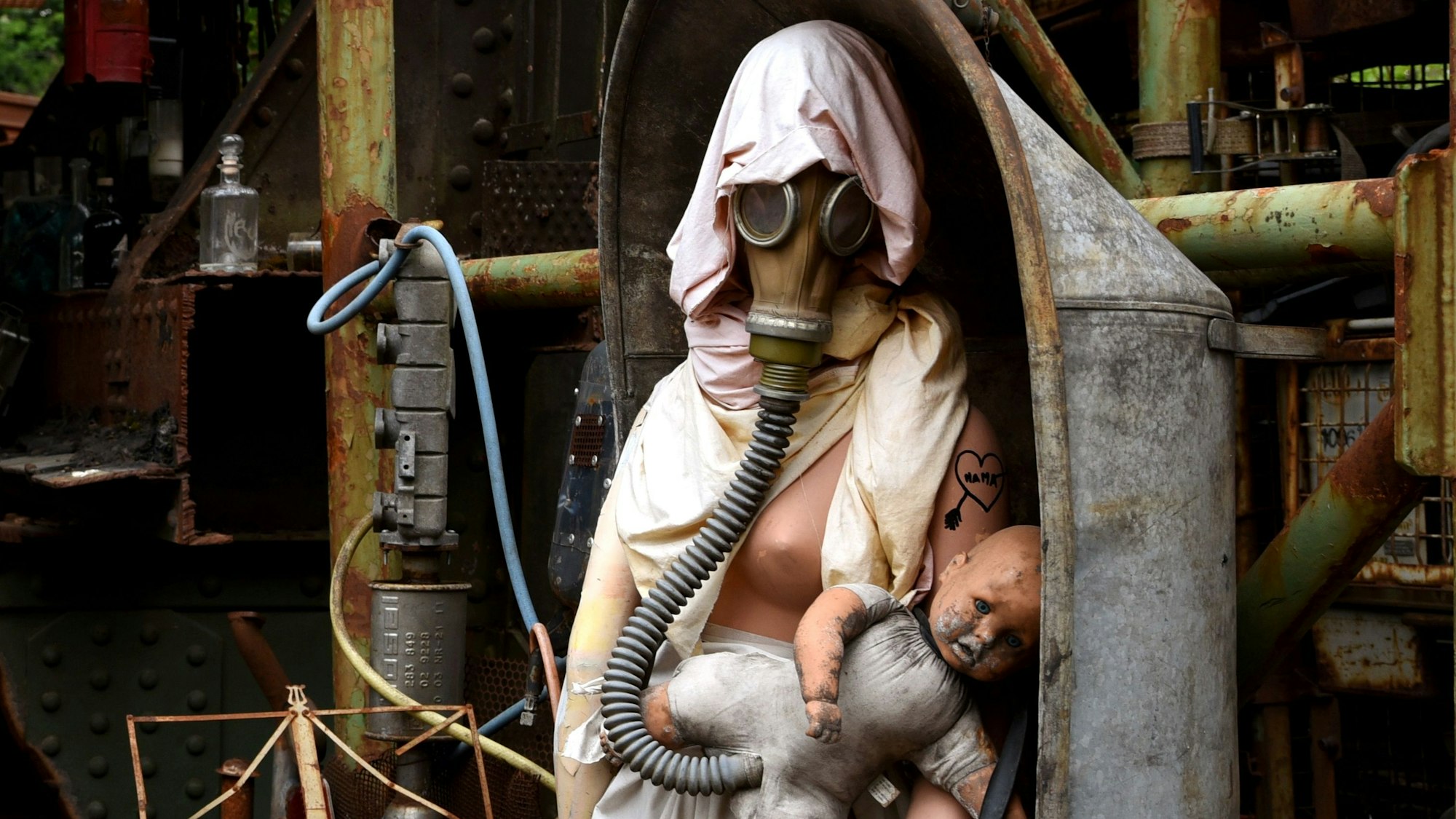 Eine Kunstfigur, Frau mit Maske und Baby, im Odonien in Köln.