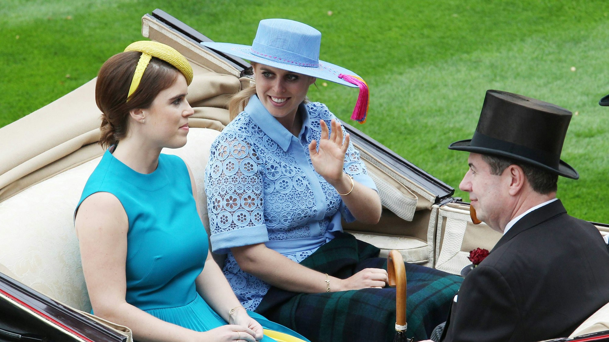 Prinzessin Beatrice & Prinzessin Eugenie & Mann in Kutsche.