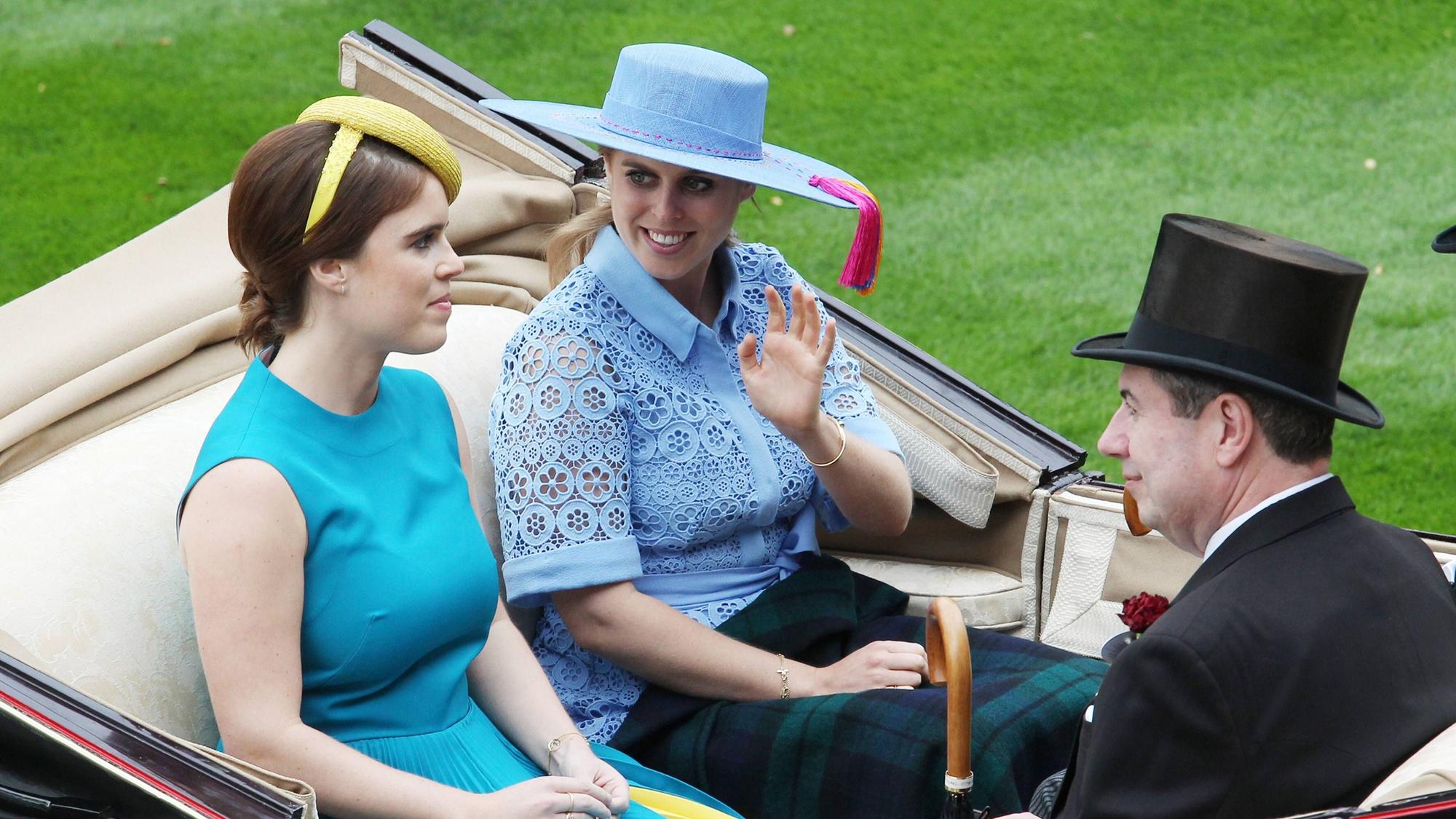 Prinzessin Beatrice und Prinzessin Eugenie und Mann in Kutsche.