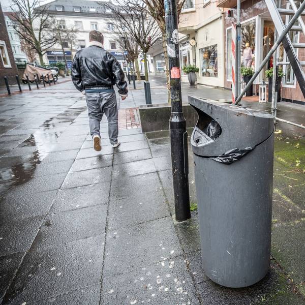 Einer der letzten Abfalleimer, Modell Toluca, in der Pfarrer-Schmitz-Straße