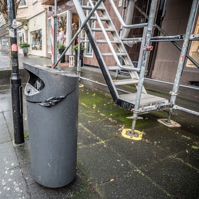 Einer der letzten Abfalleimer, Modell Toluca, in der Pfarrer-Schmitz-Straße