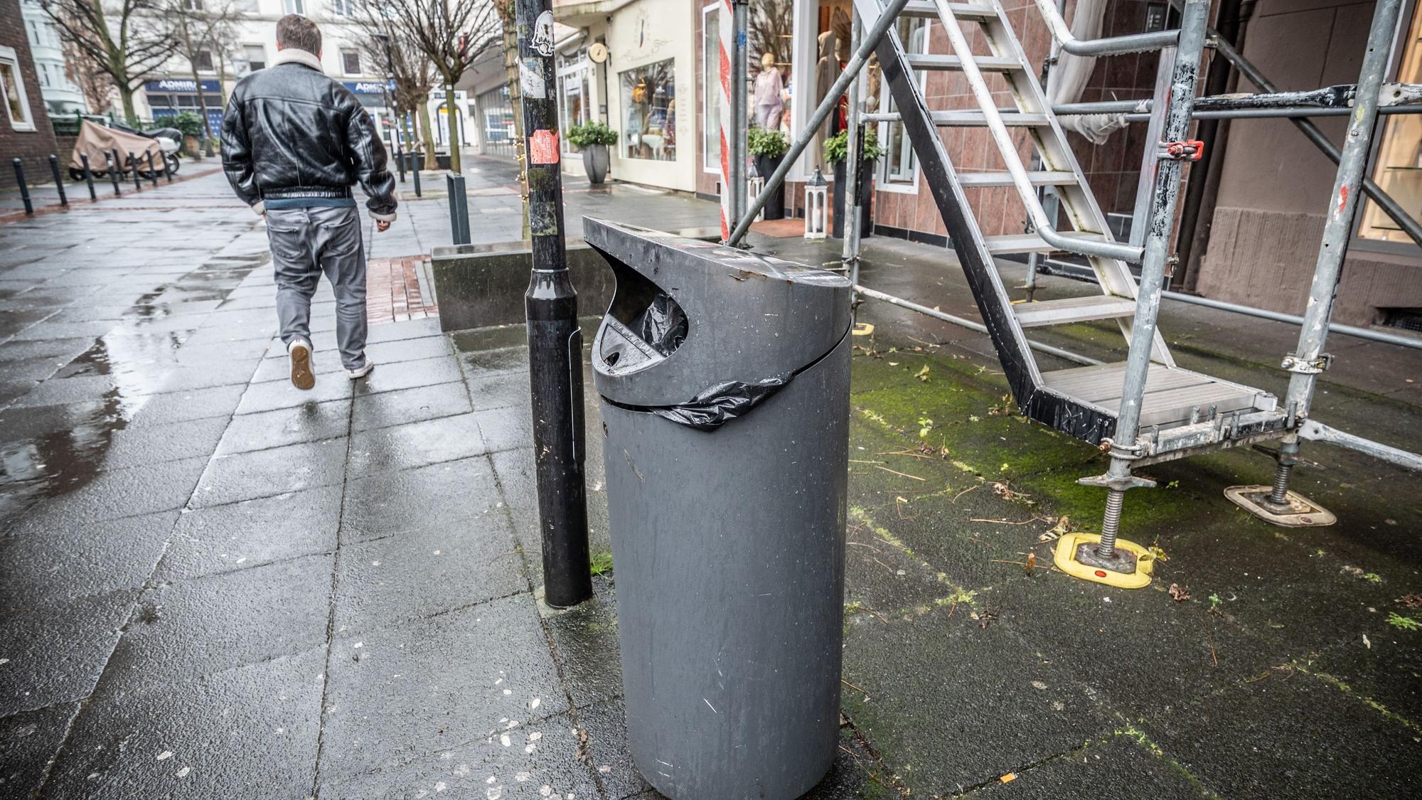 Einer der letzten Abfalleimer, Modell Toluca in der Pfarrer-Schmitz-Straße. Bild: Ralf Krieger