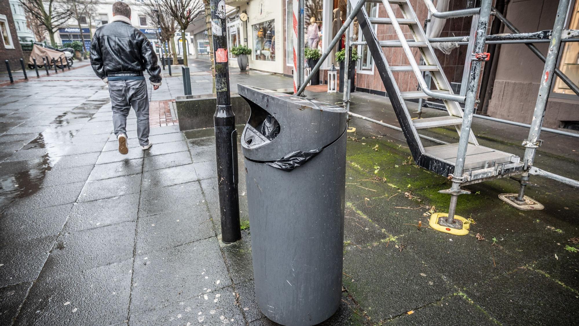 Einer der letzten Abfalleimer, Modell Toluca, in der Pfarrer-Schmitz-Straße
