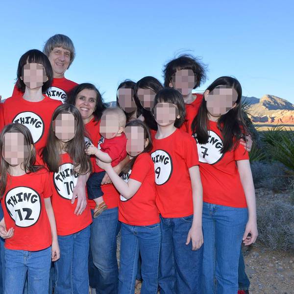 Die Familie posiert.