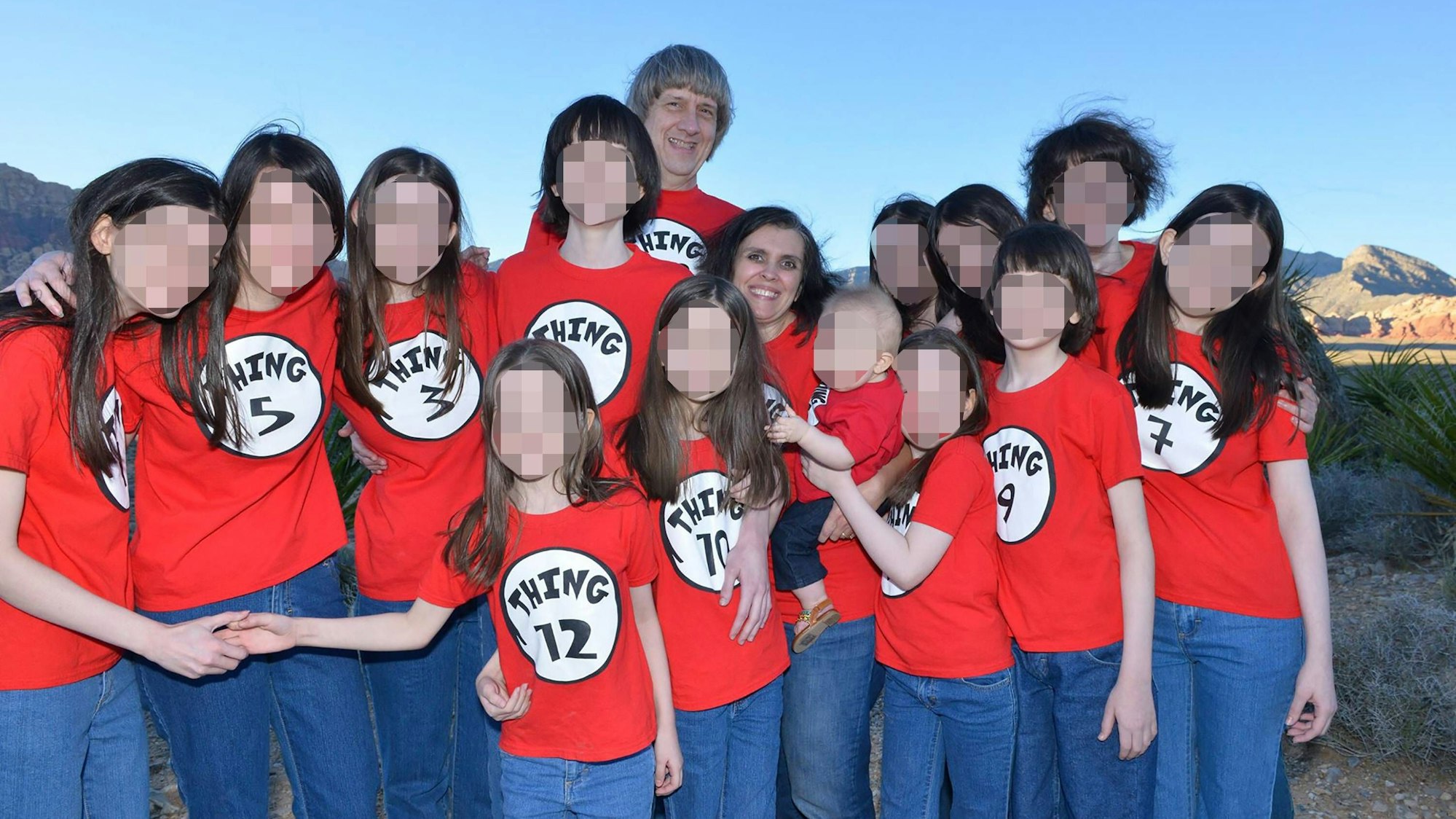 Die Familie posiert.