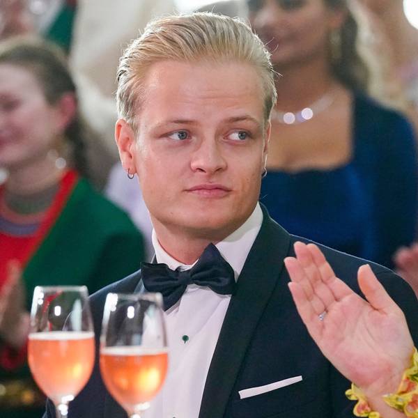 Marius Borg Høiby neben seiner Mutter Kronprinzessin Mette-Marit, der Ehefrau von Kronprinz Haakon.