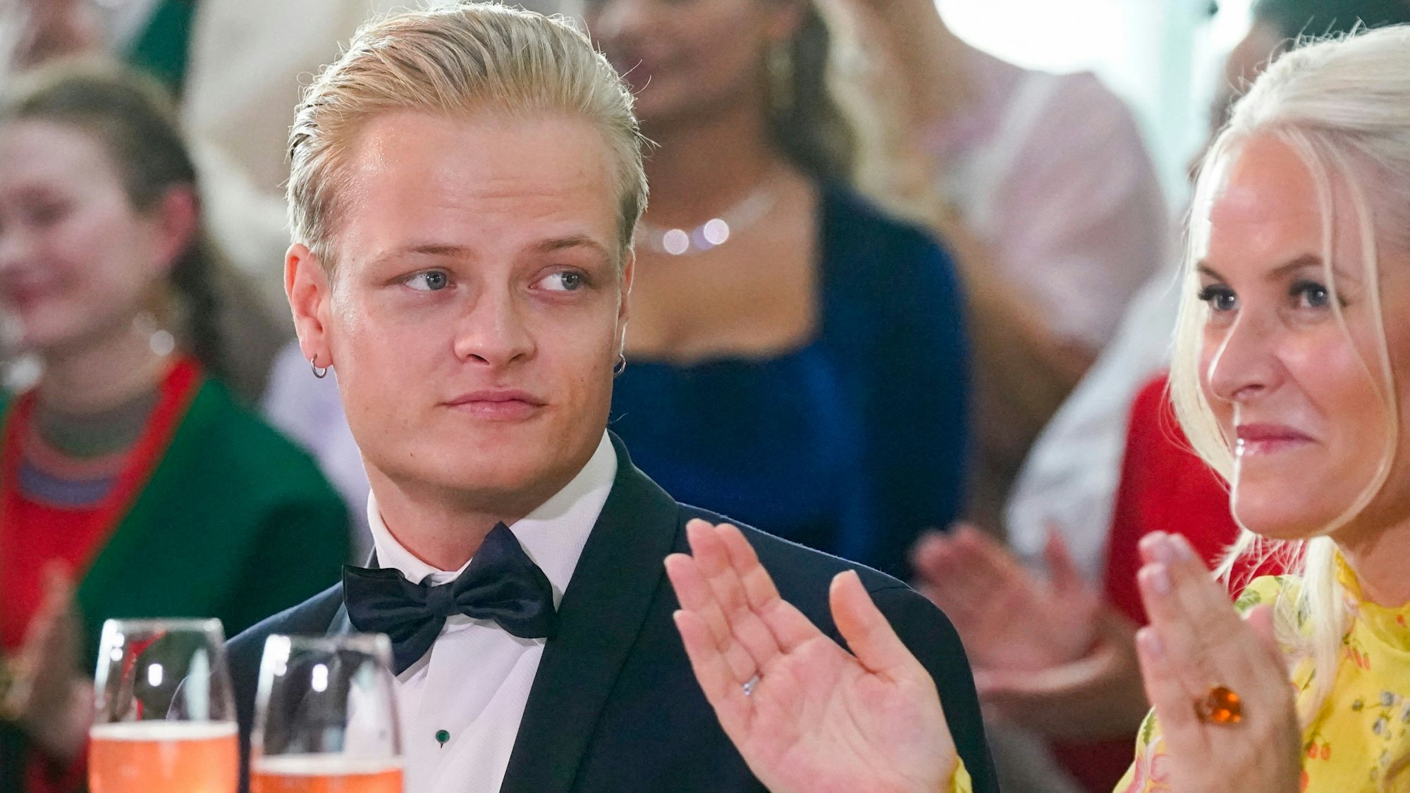 Marius Borg Høiby neben seiner Mutter Kronprinzessin Mette-Marit, der Ehefrau von Kronprinz Haakon.