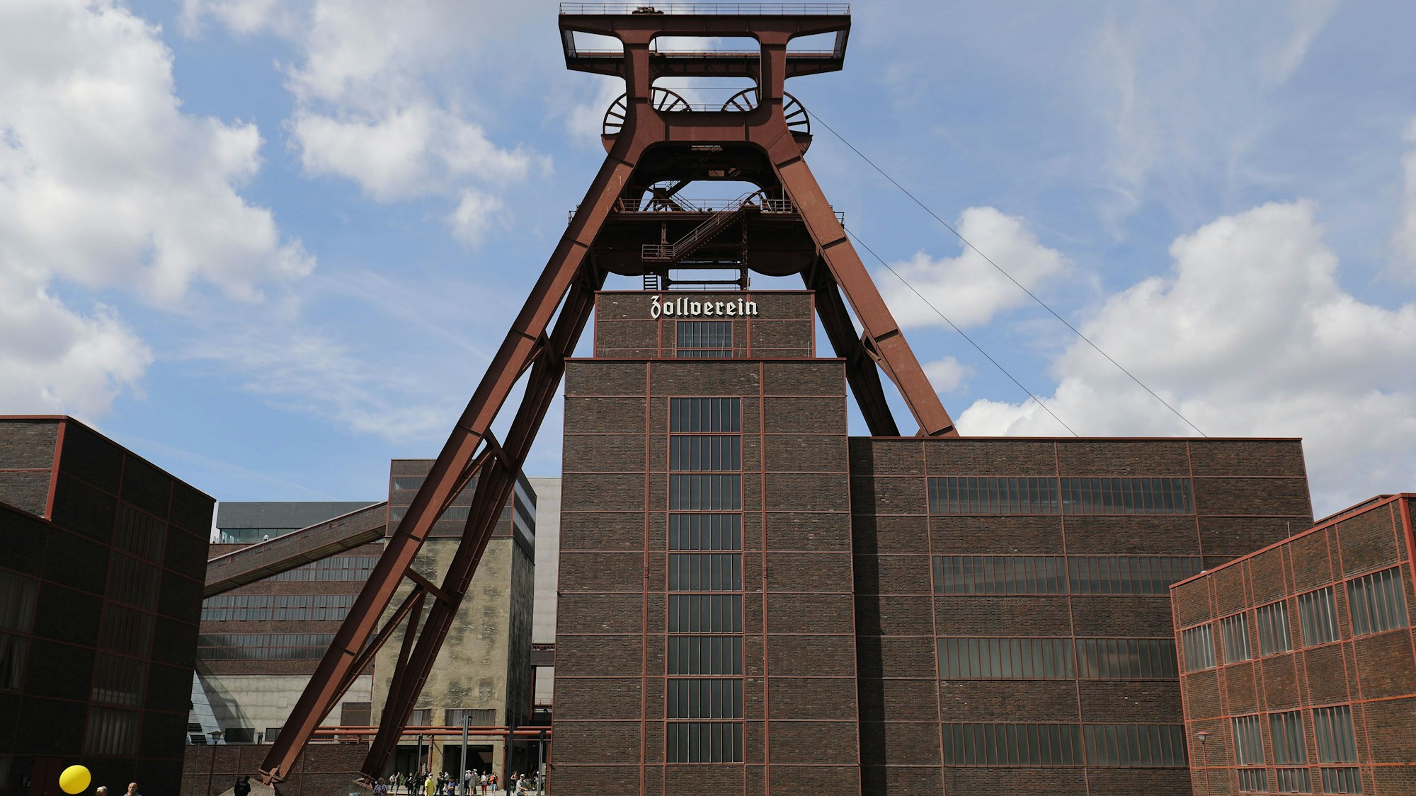 Der Förderturm der Zeche Zollverein ragt imposant in den Himmel. (Archivbild)