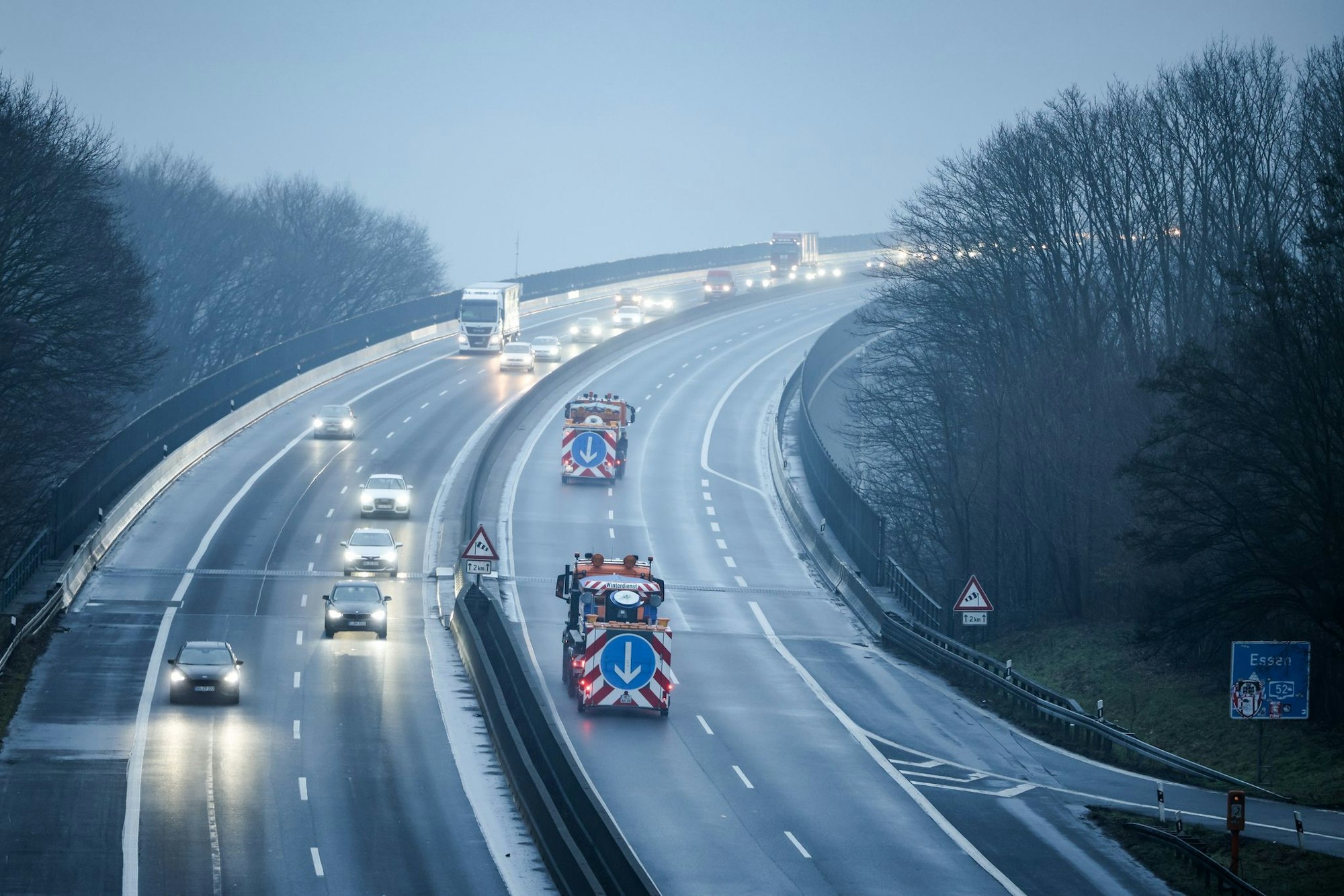 Die in Richtung Essen gesperrte Ruhrtalbrücke - hier soll der Verkehr ab Mittwoch mit Tempolimit wieder einspurig fließen. (Archivbild)