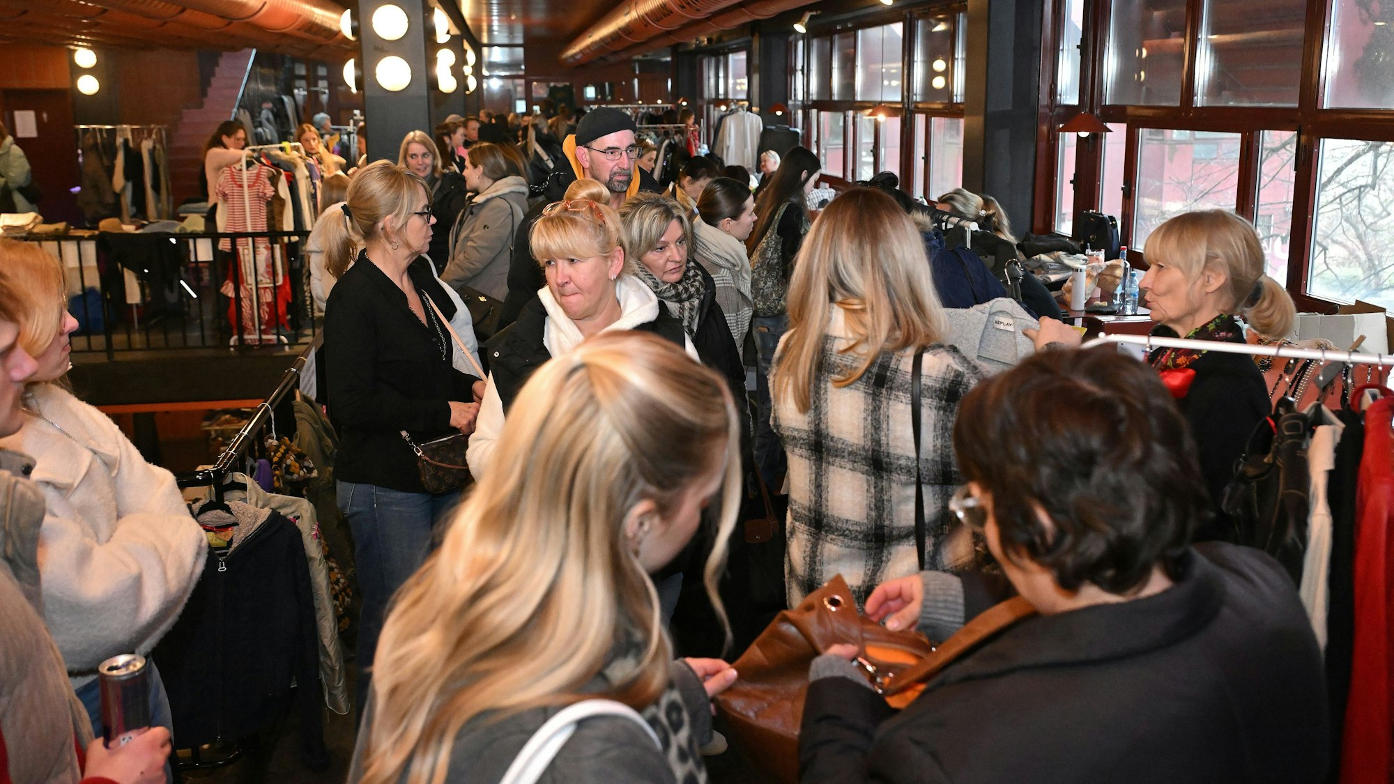 Viele Frauen stehen in den Gängen des Flohmarkts im Bergischen Löwen.