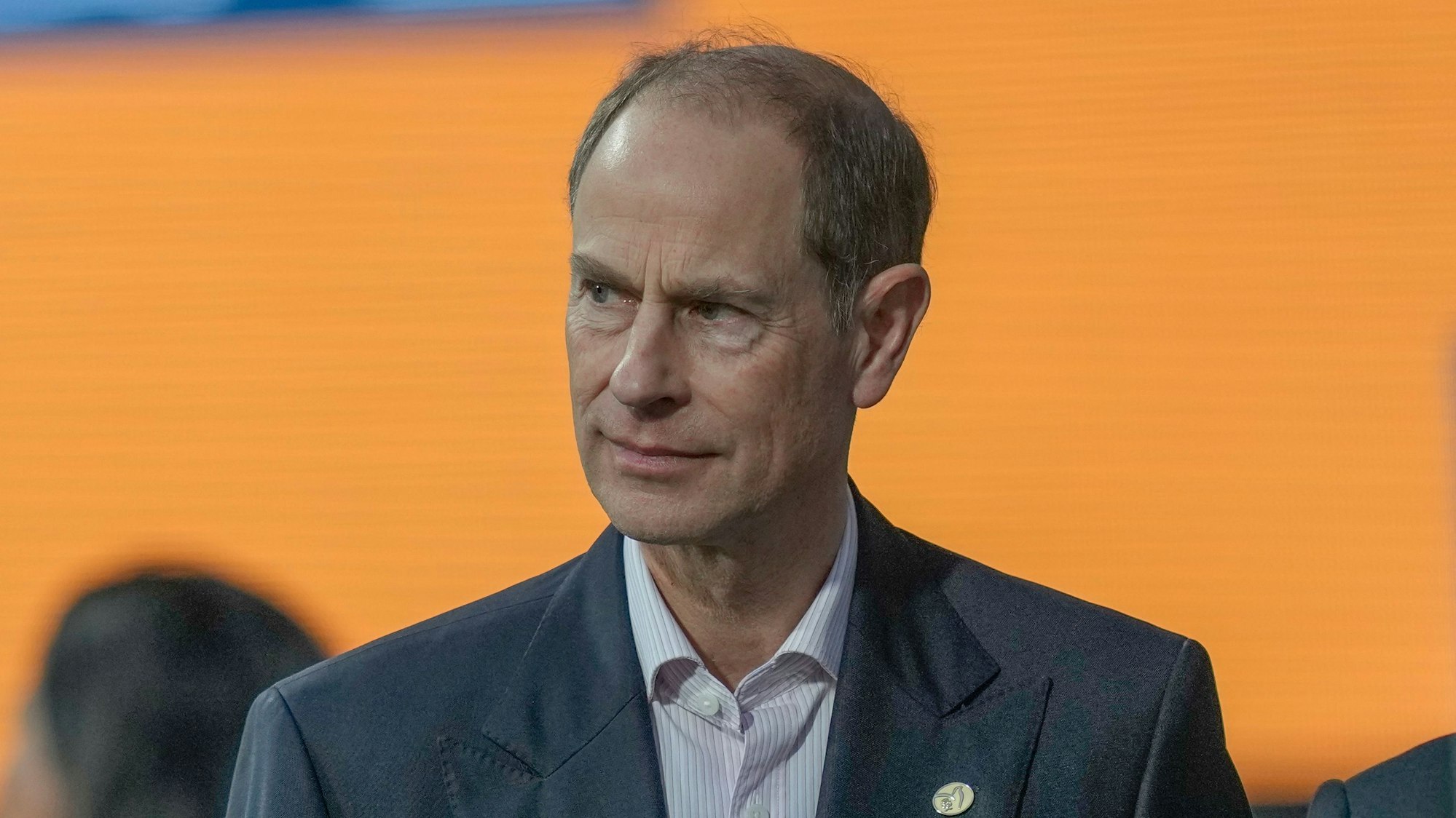 Prinz Edward schaut ernst.