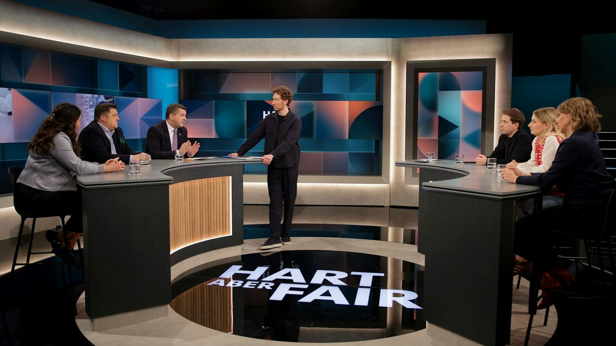 Louis Klamroth (Mitte) diskutierte mit seinen Gästen zum Thema: „Kein Aufschwung, Jobs in Gefahr: Wer muss jetzt mehr leisten?“ (Bild: WDR / Dirk Borm)