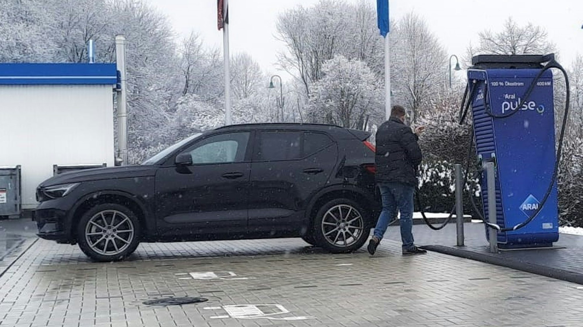 Drei Fahrzeuge können binnen kürzester Zeit an neuen Hypercharger-Ladeplätzen in Waldbröl-Hermesdorf „aufgetankt“ werden. Auch in Gummersbach soll es bald diese Technik geben.