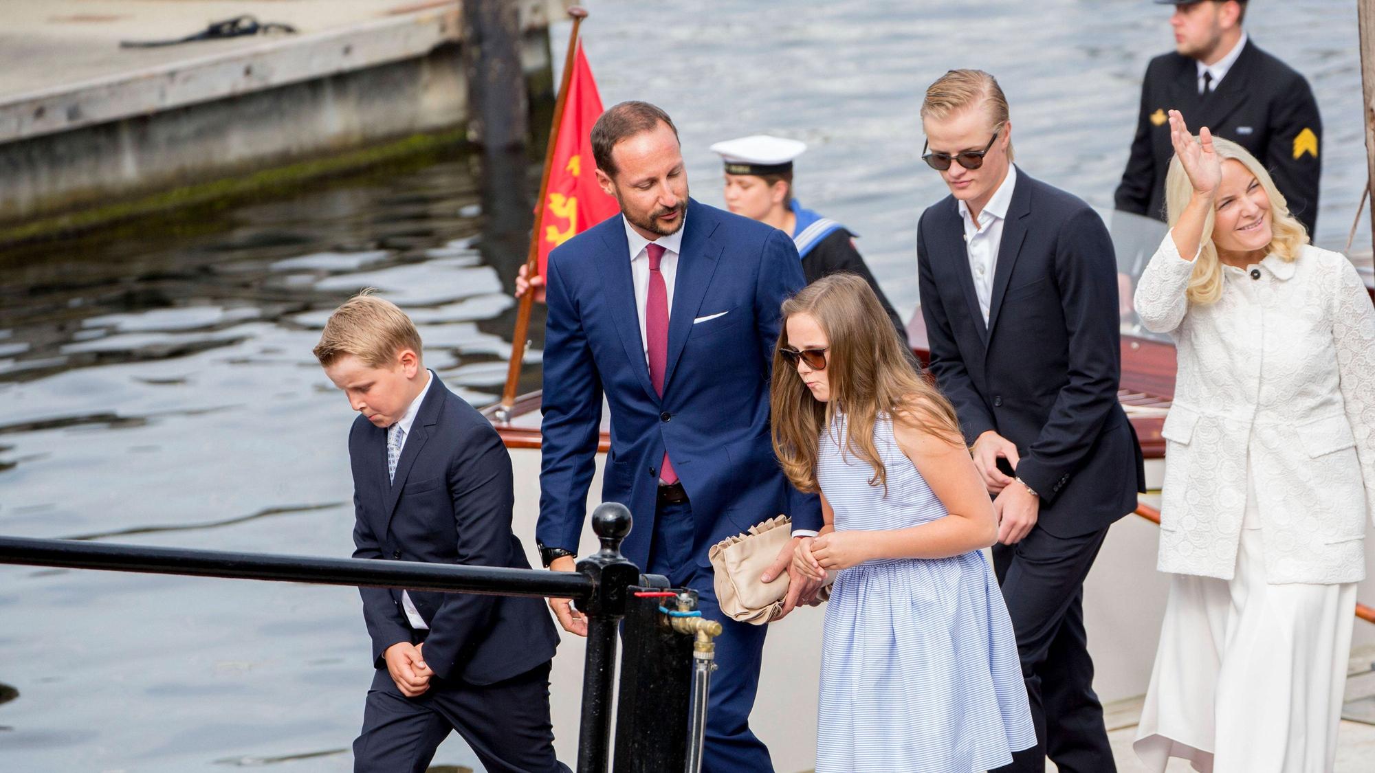 Prinz Haakon, Prinzessin Mette-Marit, Marius Borg Høiby und Kinder auf einem Steg.