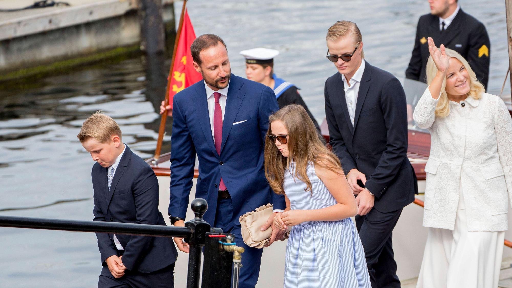 Prinz Haakon, Prinzessin Mette-Marit, Marius Borg Høiby und seine Geschwister bei einem royalen Anlass.