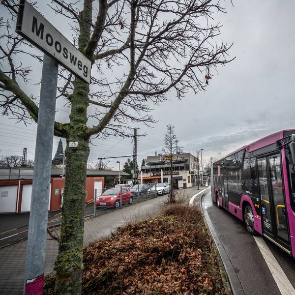 Schienenersatzverkehr am Bahnhof Manfort am Moosweg. Bild: Ralf Krieger