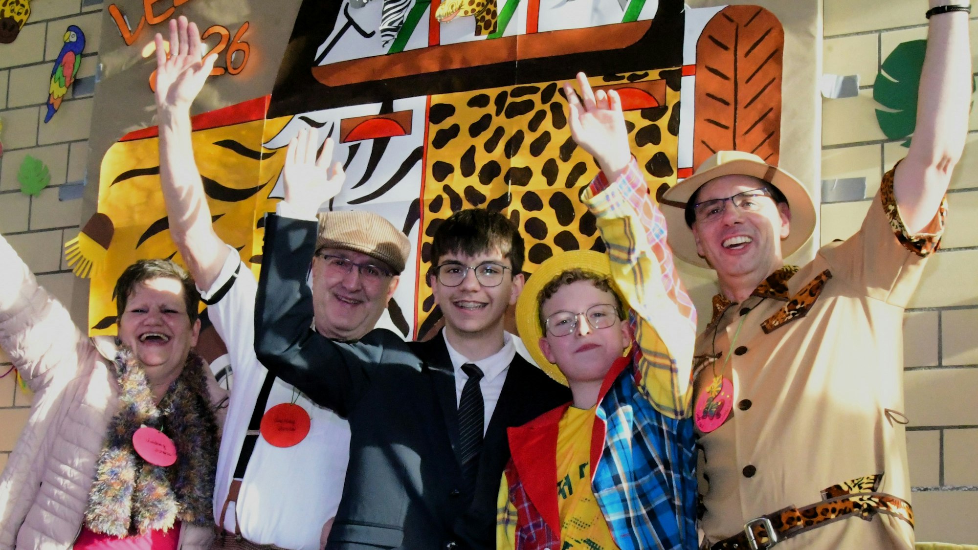 Die beiden jungedlichen Redner winken, rechts und links stehen kostümierte Erwachsene.