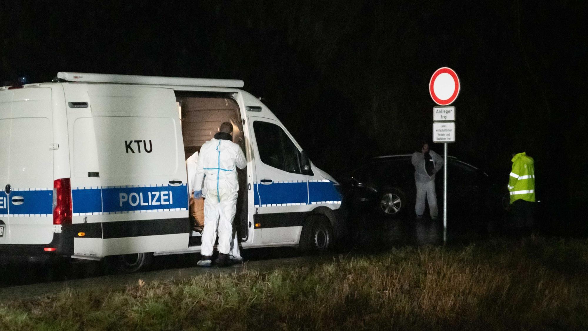 Dormagen: Einsatzkräfte arbeiten am 29. Januar an einem Waldgebiet, in dem die Leiche eines 14Jährigen gefunden wurde.
