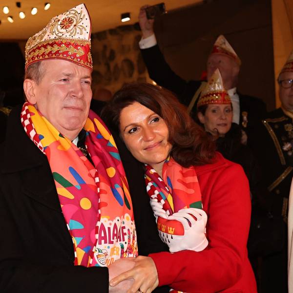 Christoph Kuckelkorn weint neben seiner Frau Katia.